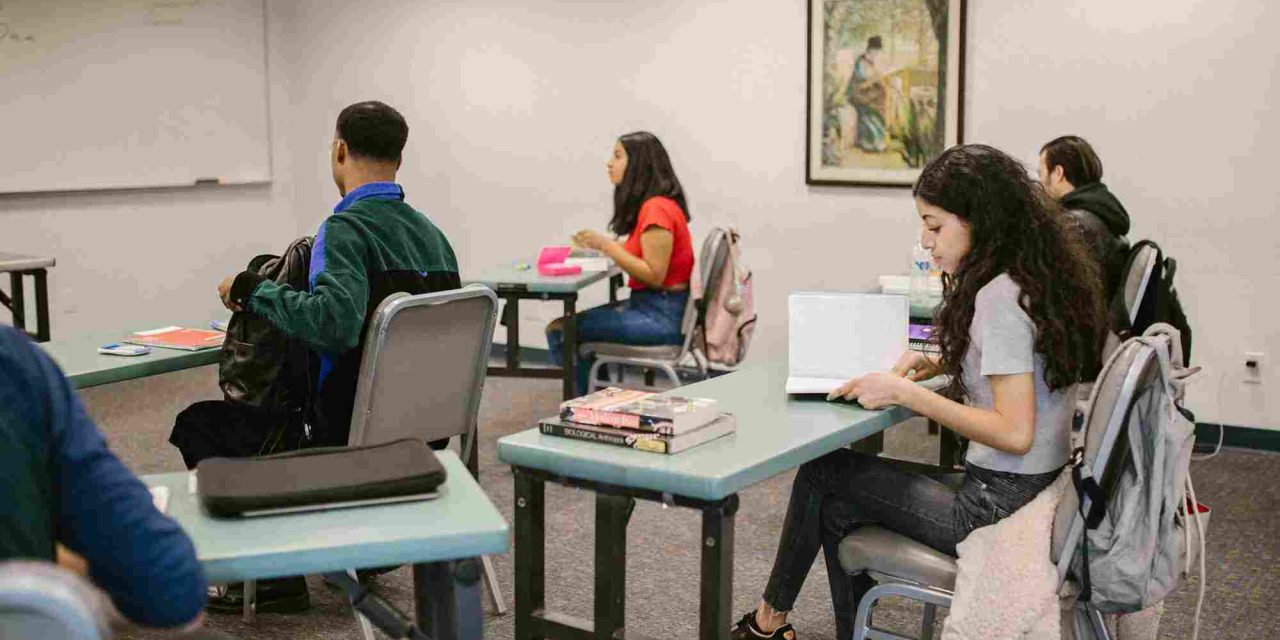 Kuliah Sambil Kerja di Malaysia sebuah Peluang dan Tantangan